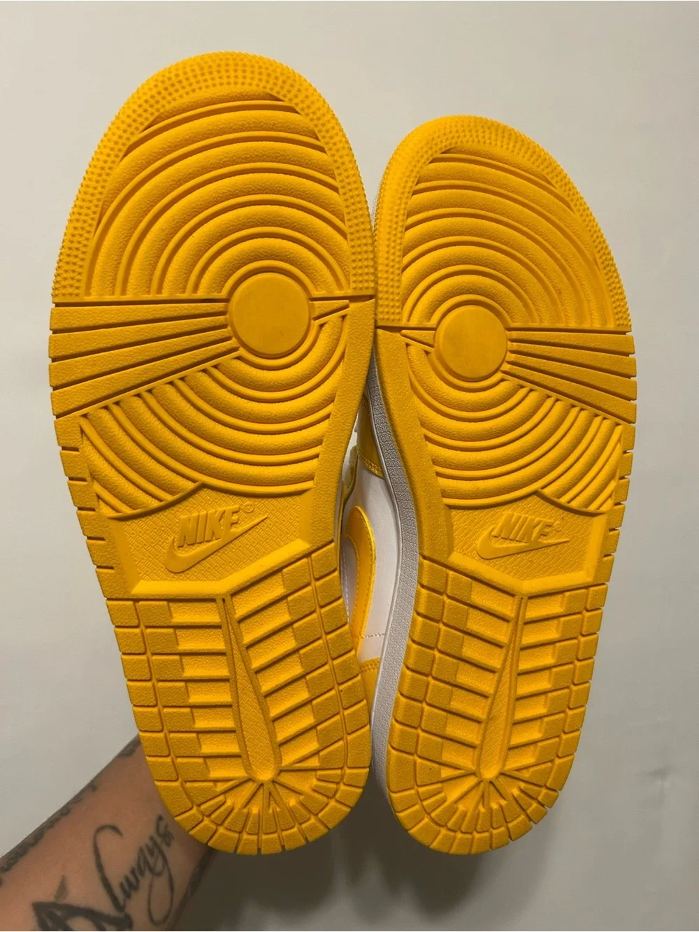 Nike Air Jordan 1 Mid - White & Yellow